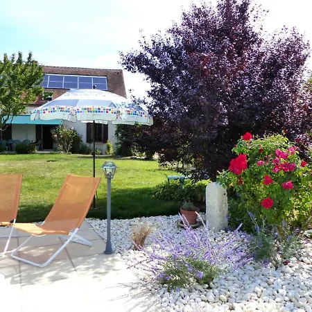 Avec Piscine Partagée Au Cœur D'un Village - Fr-1-489-273